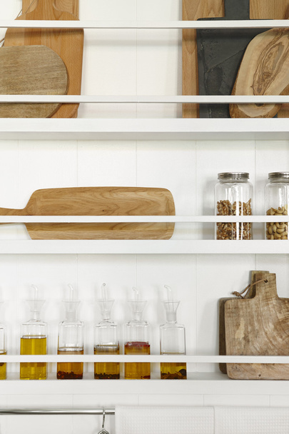 Küchenschläger Schränke mit Ölflaschen und Zubehör - Foto, Bild