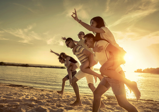 Amigos diversión en la playa
  - Foto, Imagen