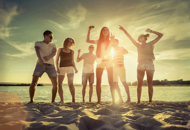 Amigos baile divertido en la playa
  - Foto, imagen