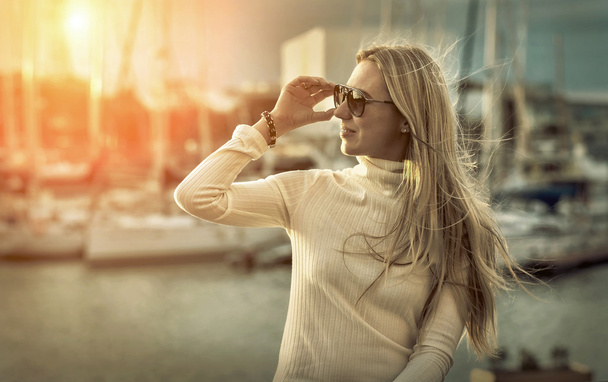 Woman portrait on the yachts background - Foto, Imagem