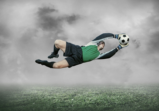 Jugador de fútbol con pelota en acción
 - Foto, Imagen