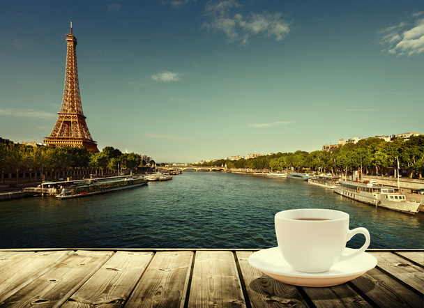 Kaffee auf Tisch und Eiffelturm in Paris - Foto, Bild