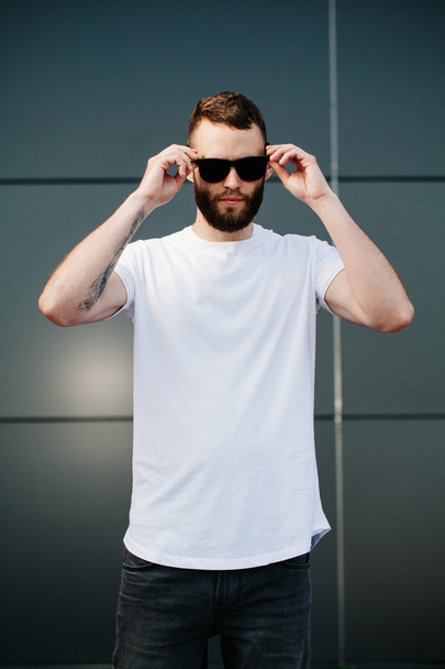 white blank t-shirt with space for your logo - Фото, зображення