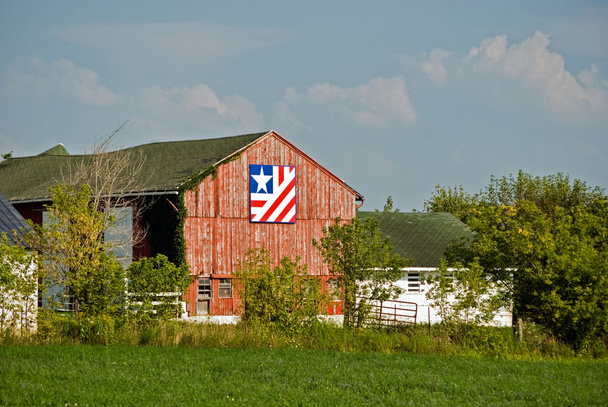 Quilt piece on barn - 写真・画像