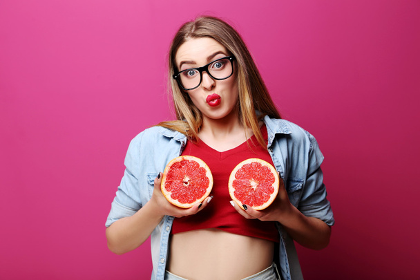 hipster girl with grapefruit - Foto, afbeelding
