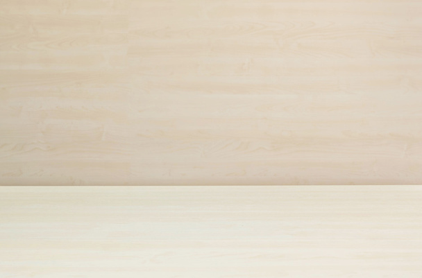 Padrão de madeira de superfície de close-up na mesa de madeira com parede de madeira borrada fundo texturizado sob luz da janela
 - Foto, Imagem