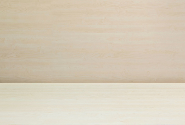 Patrón de madera de superficie de primer plano en el escritorio de madera con fondo texturizado de pared de madera borrosa bajo luz de ventana
 - Foto, imagen