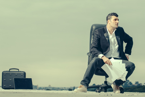 businessman with paper in outdoor office - Foto, Bild