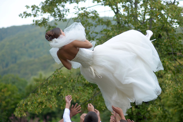 Men throw bride in air - Foto, immagini