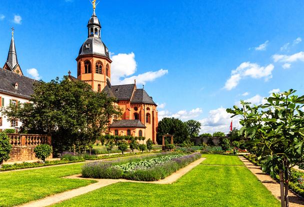 монастир сад та базиліки в seligenstadt на березі річки основні, Німеччина - Фото, зображення
