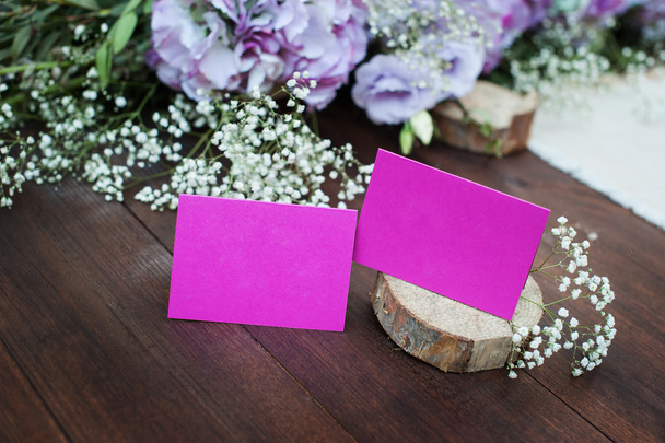 vakantie roze plaat op tafel met plaats voor uw tekst - Foto, afbeelding