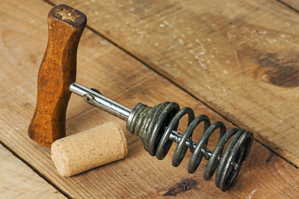 un tire-bouchon vintage avec fond en bois
 - Photo, image