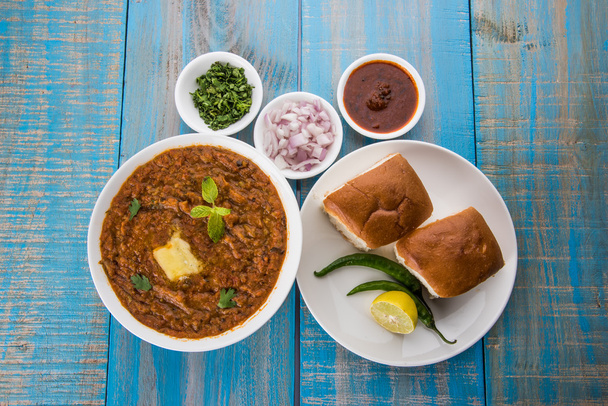 Pav Bhaji ou paav bhaji, fast food picante indiano com pão, cebola e manteiga, comida indiana, comida de Mumbai
 - Foto, Imagem