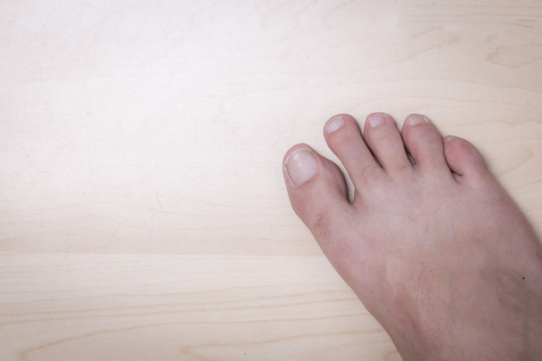 Людина біла нога на дерев'яній підлозі
 - Фото, зображення