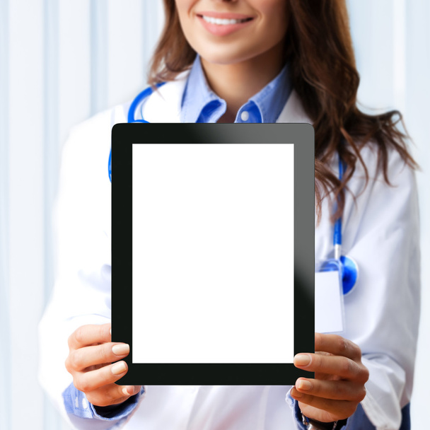 Doctor showing blank tablet pc for copyspace - Foto, Imagem