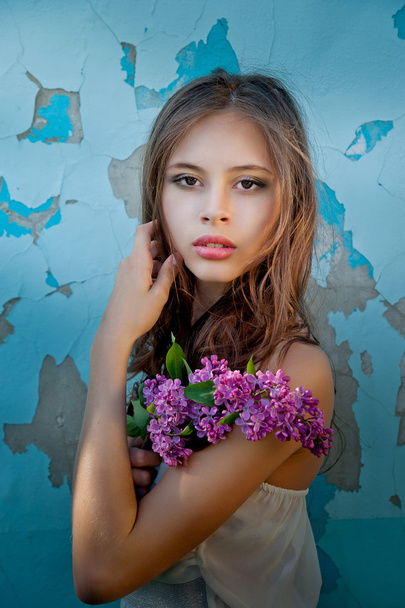 retrato de una niña sosteniendo una rama lila
 - Foto, imagen