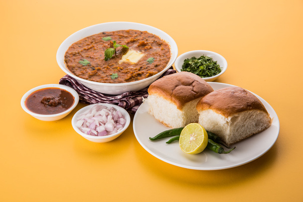 Pav Bhaji indiana picante fast food com pão, cebola e manteiga, comida indiana, comida Mumbai
 - Foto, Imagem
