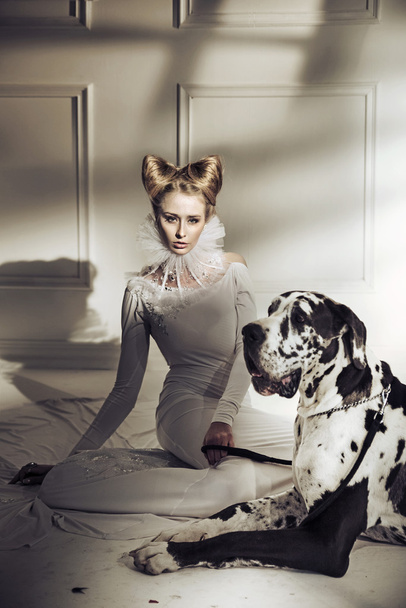 Elegant young lady relaxing with her friendly dog - Foto, afbeelding