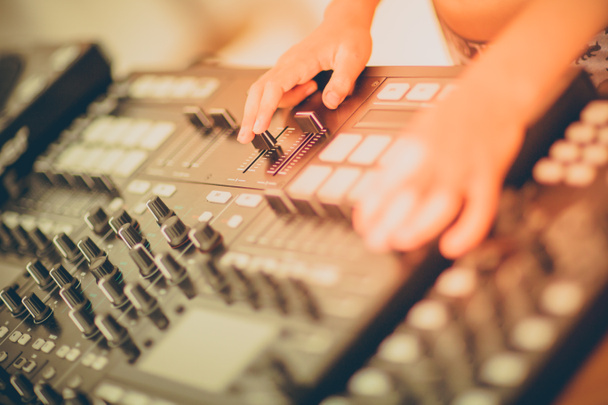 DJ ανάμειξη μουσικής στην κονσόλα στο club  - Φωτογραφία, εικόνα