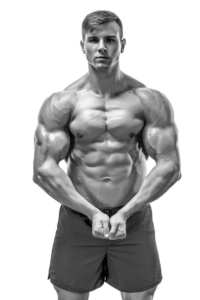 Imagen del hombre muscular posando en el estudio - Foto, imagen