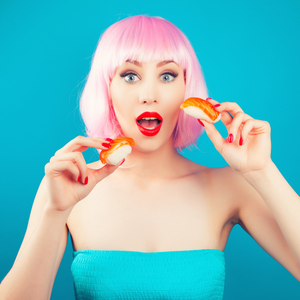 Kaunis tyttö syö sushia
  - Valokuva, kuva