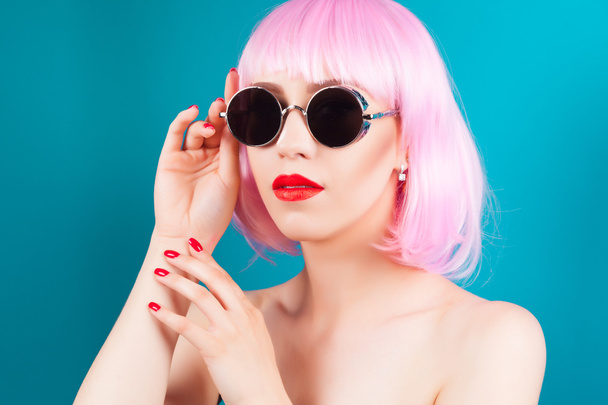 beautiful woman wearing pink wig  - Foto, Imagen
