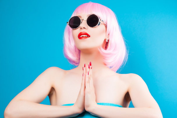 beautiful woman wearing pink wig  - Fotoğraf, Görsel