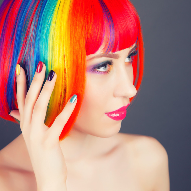 hermosa mujer vistiendo colorido peluca
 - Foto, imagen