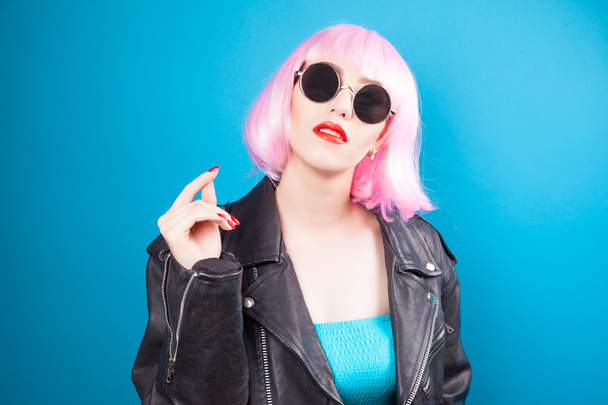 beautiful woman wearing pink wig  - Valokuva, kuva