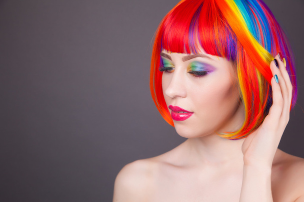 hermosa mujer vistiendo colorido peluca
 - Foto, imagen