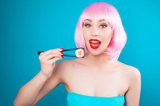 Beautiful girl eating sushi  - Valokuva, kuva