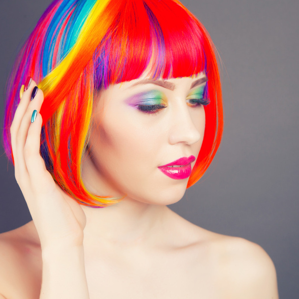 krásná žena nosí barevná paruka - Fotografie, Obrázek