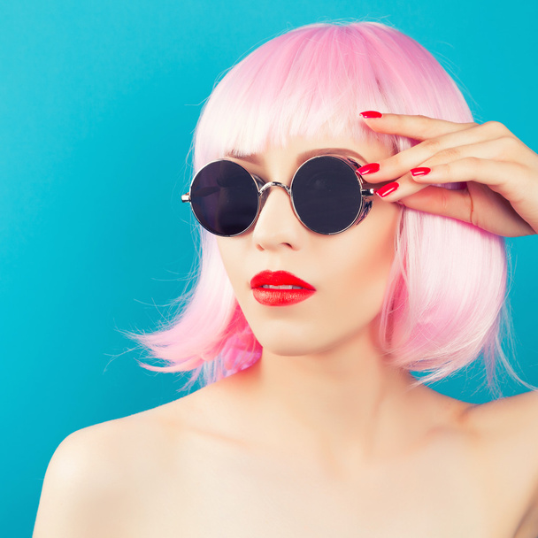 beautiful woman wearing pink wig  - Foto, Imagem