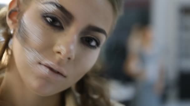 portrét krásného model rocker dívka s velkýma očima pózuje na kameru - Záběry, video