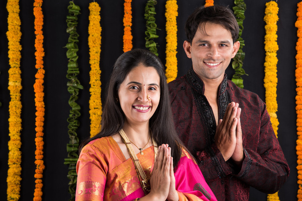 Portrét Maharashtrian páru držícího púdža thali, indický pár drží púdža thali nebo pooja thali, indický pár slaví diwali, Radek pujan, asijský pár a púdža thali, pár dělá modlitbu - Fotografie, Obrázek