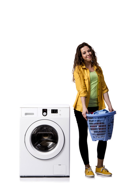 jovem mulher fazendo sujo lavanderia isolado no branco
 - Foto, Imagem