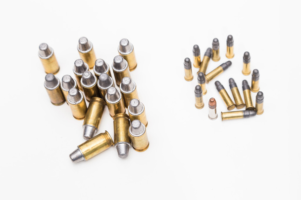 Készlet-ból.45 és .22lr patronok pisztoly lőszer fehér háttér - Fotó, kép