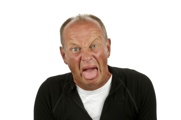rozhněvaný muž ukazuje jeho jazyk - Fotografie, Obrázek