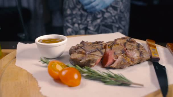 Készen áll a közepes ritka grillezett marhahús - Felvétel, videó
