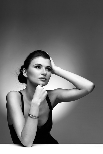 Portret van luxe vrouw in exclusieve sieraden op natuurlijke backgro - Foto, afbeelding