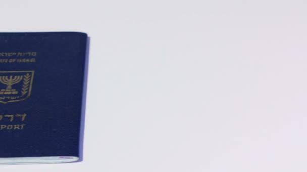 İsrail pasaportu beyaz arka plan üzerinde sağ kaydırma - Video, Çekim