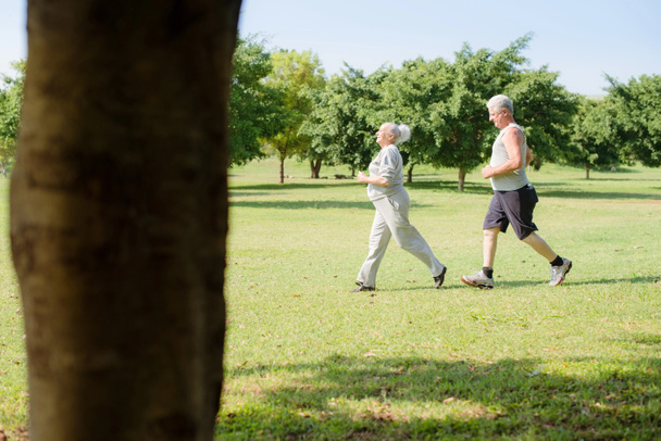 aktywny senior jogging w parku - Zdjęcie, obraz