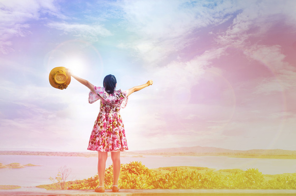 Девушка, поднимающая руки к небу, обнимает красочный мир
 - Фото, изображение