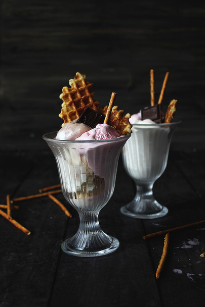 ワッフルとチョコレート アイス クリーム - 写真・画像