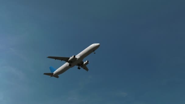 Samolot Airbus A321 wspina się przeciwko piękny słoneczny pochmurnego nieba, nie logo, 4 k pan - Materiał filmowy, wideo