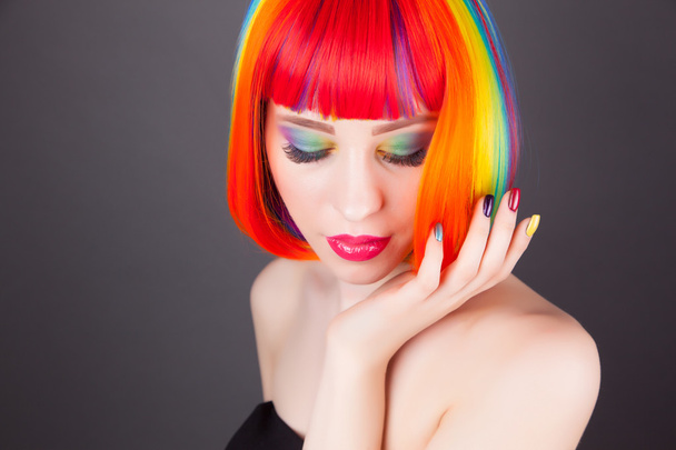 hermosa mujer vistiendo colorido peluca
 - Foto, Imagen