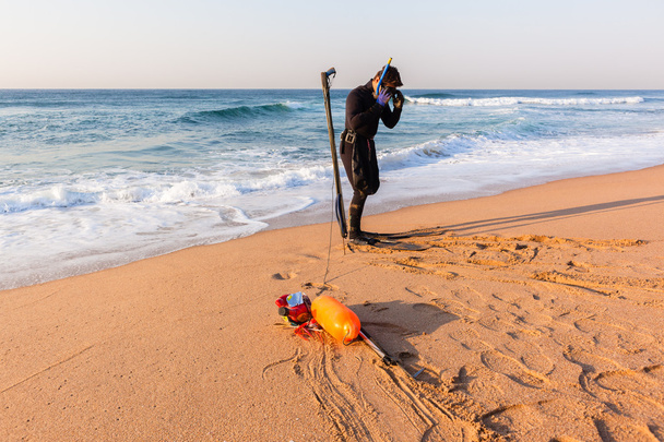 Sukeltaja keihäs kalastus ranta
 - Valokuva, kuva