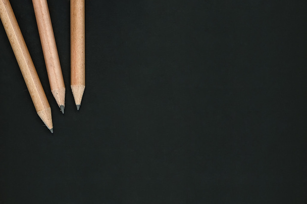 олівці на чорній дошці
 - Фото, зображення