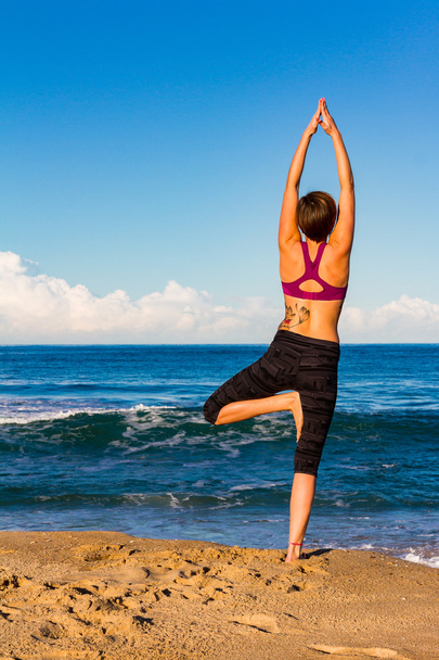 Młoda kobieta sprawia, że joga na plaży - Zdjęcie, obraz