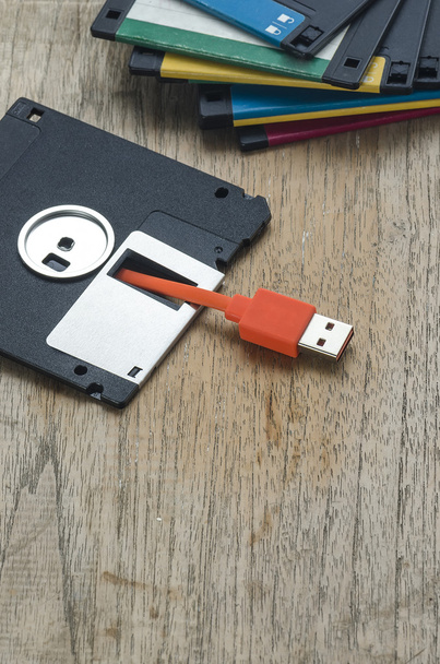 disquetes con enchufe de cable USB
 - Foto, Imagen